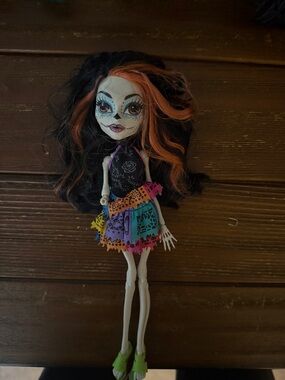 Monster high Skelita (missing hand)